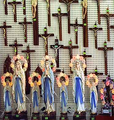 Über Gott und die Welt - Kruzifixe und Marienstatuen in Lourdes
