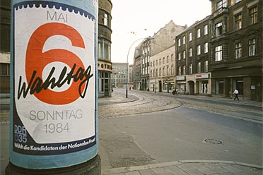 GDR: East Berlin - polling appeal "vote for the National Front candidates"