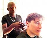 ich bei einem Friseur in Khayelitsha