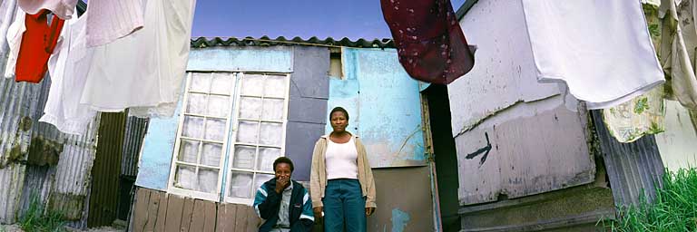 Khayelitsha - Frau und Kind vor ihrer Hütte