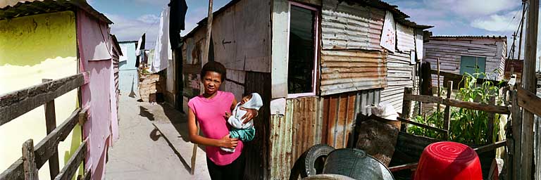 Khayelitsha - Frau mit kleinem Kind auf dem Arm