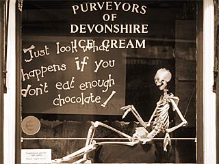 „Just look what happens if you don't eat enough chocolate!” - window of a chocolate shop in England