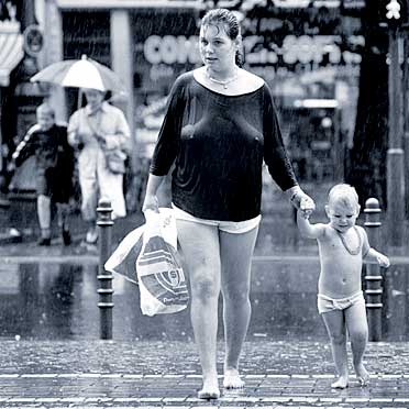 Über das Leben - Mutter mit Kind im Regen