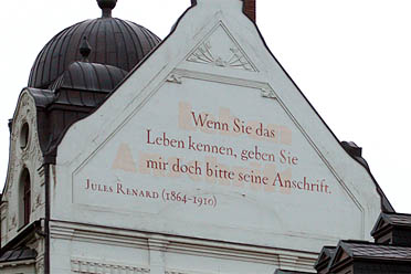 Fassadenbeschriftung in Weimar  -  Vers von Jules Renard