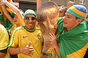 Fotoreportage WM 2002: Nach dem Finale - Brasilianische Fans mit dem Papp-Welt-Cup