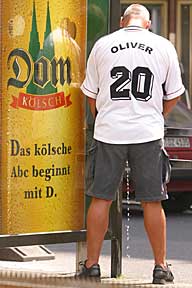 Fotoreportage WM 2002: Nach dem Finale - Das viele Bier muss auch wieder raus