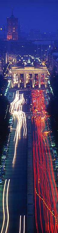 Berliin - view from the Siegessäule on  Brandenburg Gate und Straße des 17. Juni