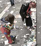 Rosenmontagszug Köln 2003 Kamellesammler