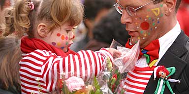 Rosenmontagszug Köln 2003 Jecker Vater mit jecker Tochter