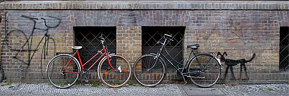 Berlin-Kreuzberg - Fahrräder an Wand