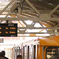 Berlin-Friedrichshain: U-Bahn Warschauer Straße