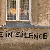 Berlin Kreuzberg. Schrift auf Hauswand: I wont die in silence