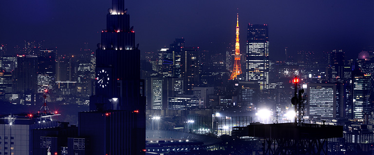 N&auml;chtlicher Blick auf die Skyline von Tokio mit dem Tokyo-Tower